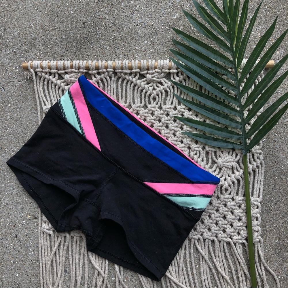 Lululemon Grove Shorts Size 6 Booty Shorts
